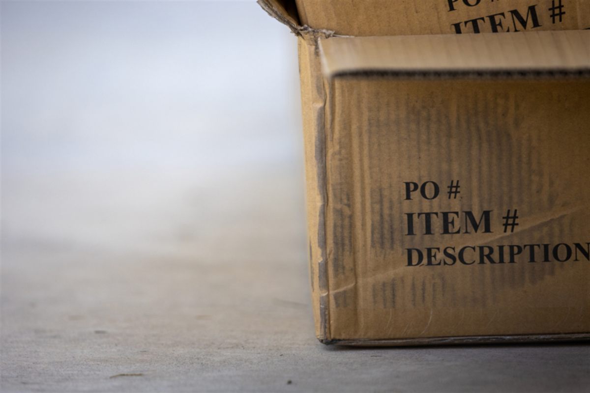 Caja de cartón preparada para cargar en una furgoneta de mudanza