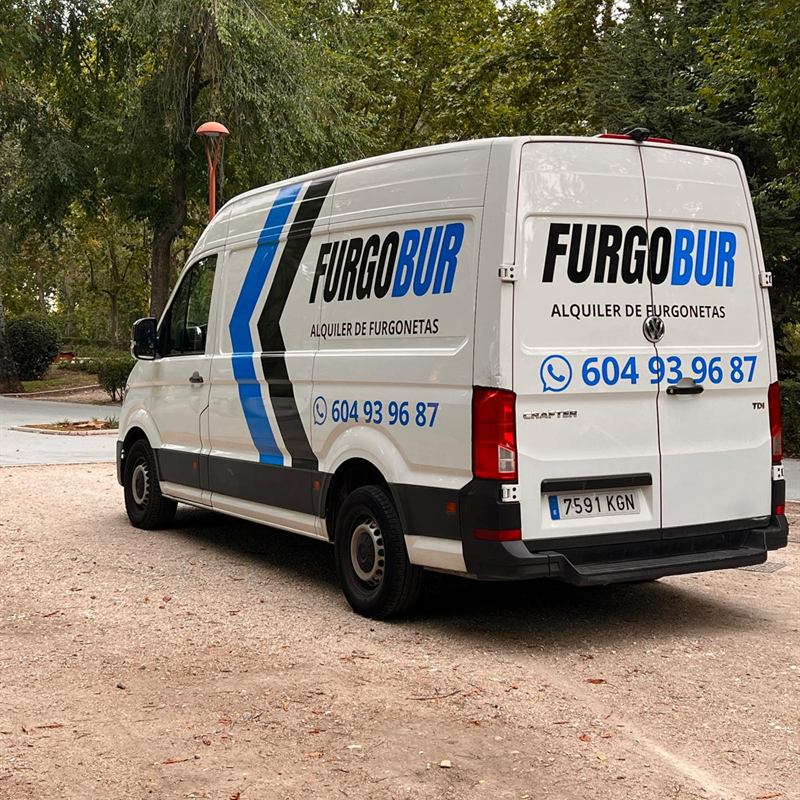 Furgoneta de alquiler FurgoBur rotulada en Burgos